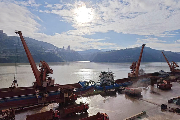 6524c25b9b8db.jpg 紅物流公司鋁礬土作業(yè)量單日創(chuàng)歷史新高.jpg